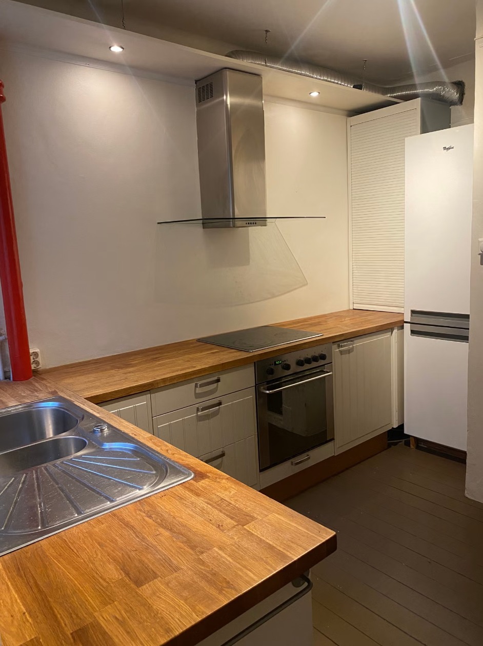 Romslig kjøkken som inkluderer oppvaskmaskin, mikrobølgeovn, kombiskap og komfyr m/plate